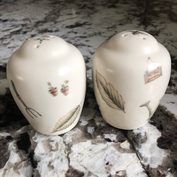 Pfaltzgraff Naturewood Salt & Pepper Shakers - Picture 9 of 9